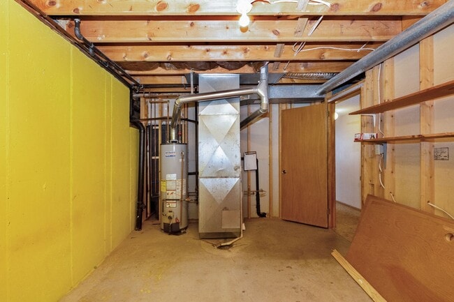 Building Photo - Large town house for rent!