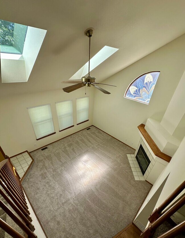 Building Photo - BEAUTIFULLY UPDATED 3BD HOME NEAR FORT CARSON