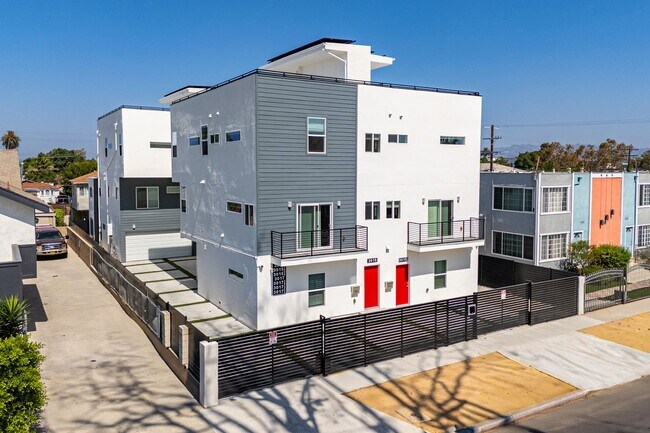 Building Photo - 3015 Alsace Ave