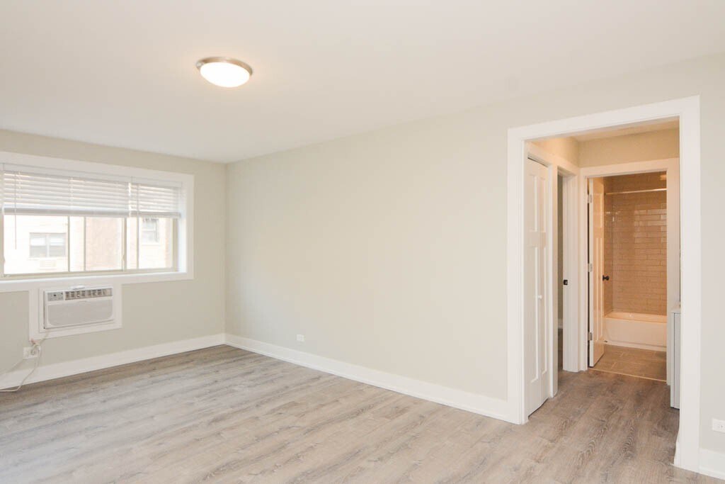 Building Photo - 447 W Surf St