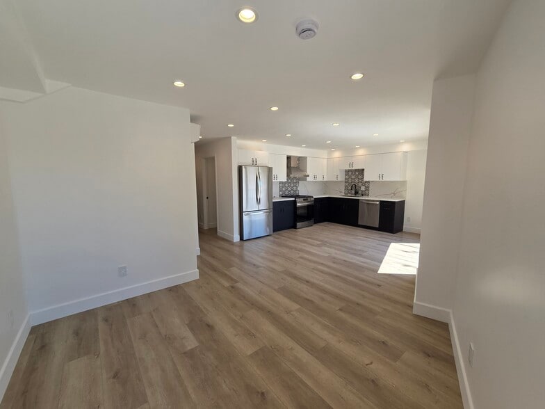 Building Photo - 854 S Sycamore Ave