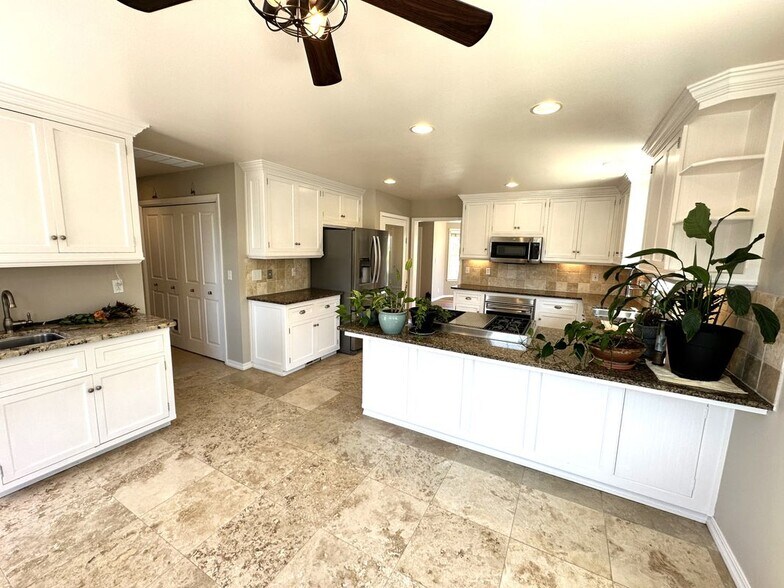 Building Photo - 604 Village Ct