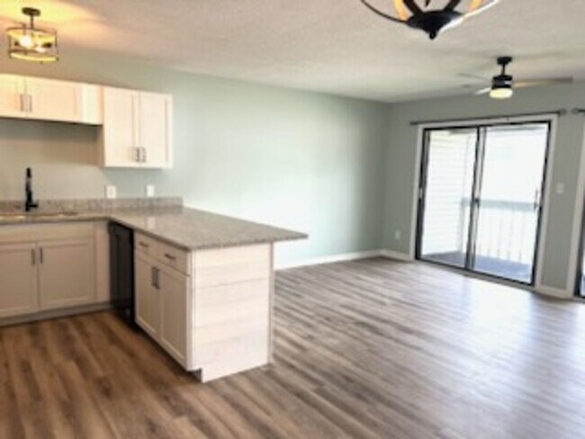 Building Photo - 500 Fairway Village Dr
