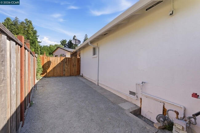 Building Photo - 3196 Rohrer Dr