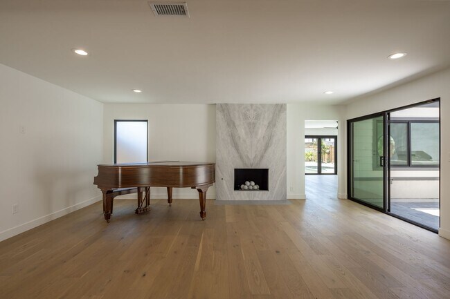 Building Photo - Gorgeous Fully Remodeled 5 Bedroom Home wi...