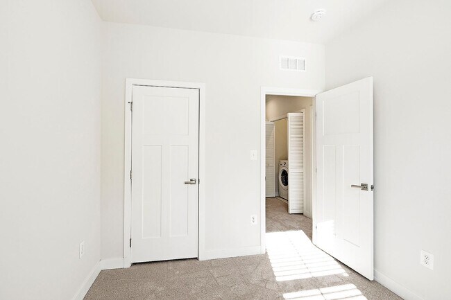 Building Photo - Move-In Ready End-Unit Townhome in Forest Lakes North