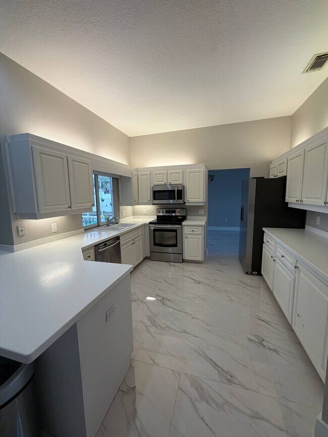 Building Photo - Welcome to your private Florida retreat in Lakeland!