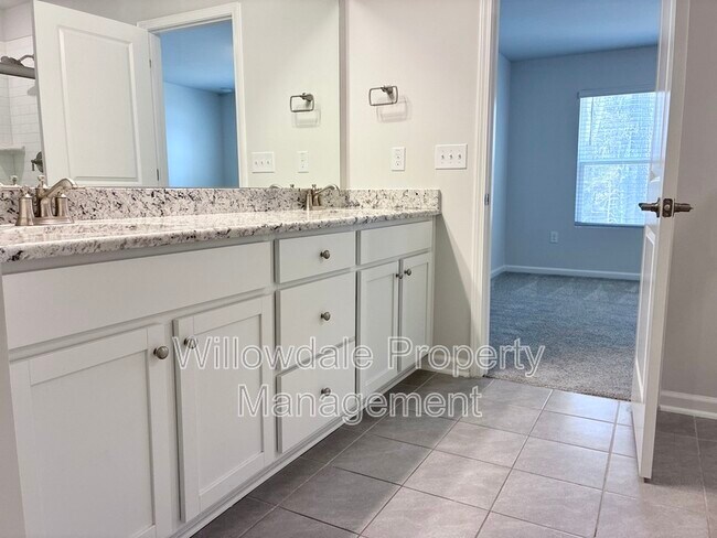 Building Photo - 866 McKenzie Pk Ter