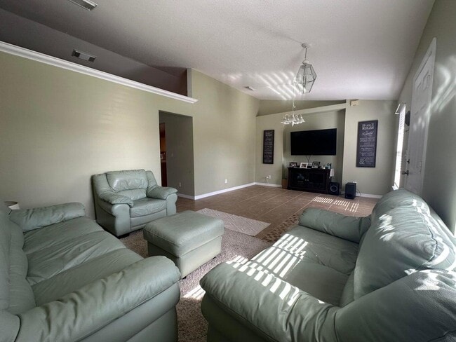 Building Photo - 707 NW Floresta Dr