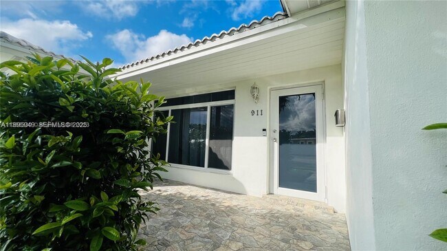 Building Photo - 911 N 14th Ave