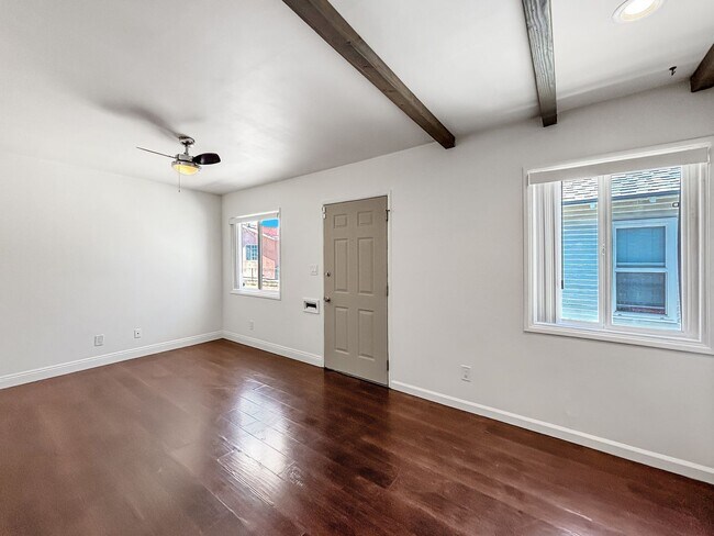 Building Photo - Gorgeous 1B/1BA Upgraded Duplex in City He...