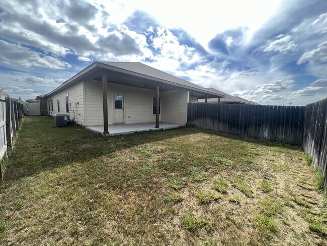 Building Photo - Spacious 3BR/2BA Duplex with Private Yard ...
