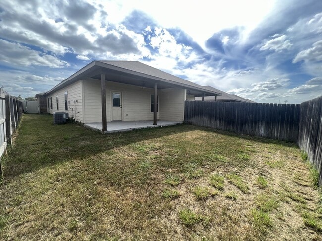 Building Photo - Well Kept Duplex off of Pahmeyer