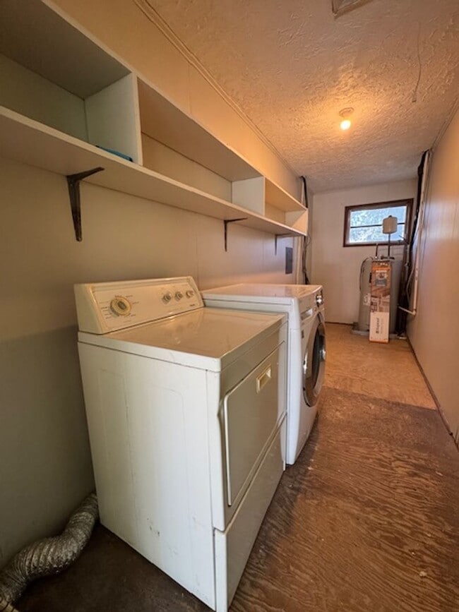 Building Photo - 2 Bedroom, 1 Bath duplex (right side unit) close to downtown Greenville with hardwood floors, a l...