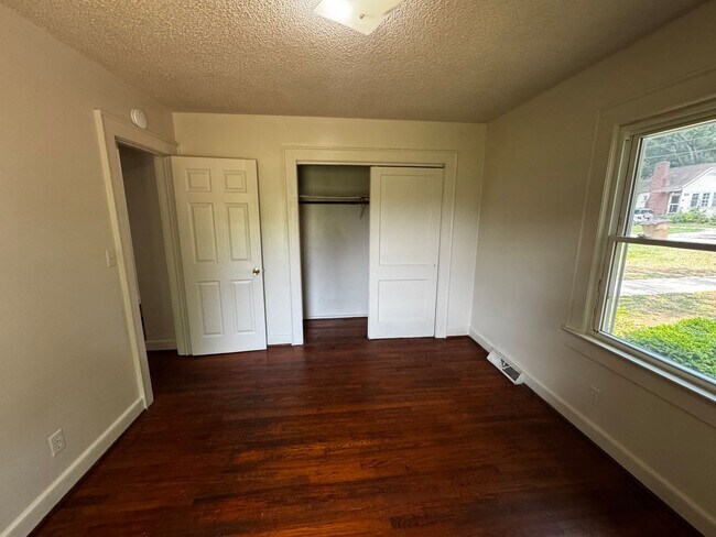 Building Photo - 816 Churchill Dr