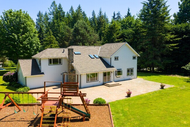 Building Photo - Luxurious 4-Bedroom Family Home Minutes Aw...