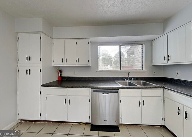 Building Photo - 8577 Parkside Dr