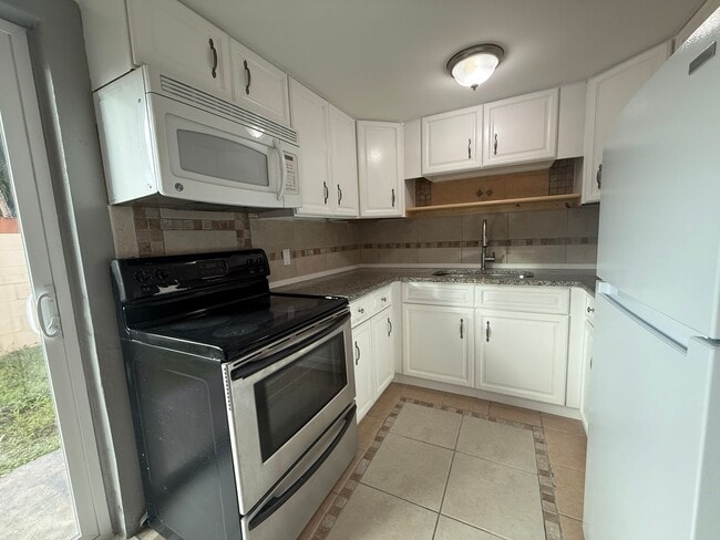 Building Photo - Beautiful 2 Bed 1.5 Bath Townhome AVAILABLE IMMEDIATELY!