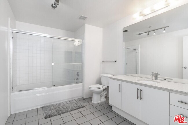 Building Photo - 330 W 11th St
