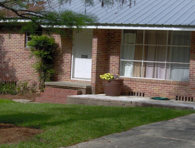 Building Photo - 2256 Bardwell Dr
