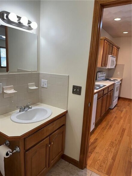 Building Photo - 471 Wood St