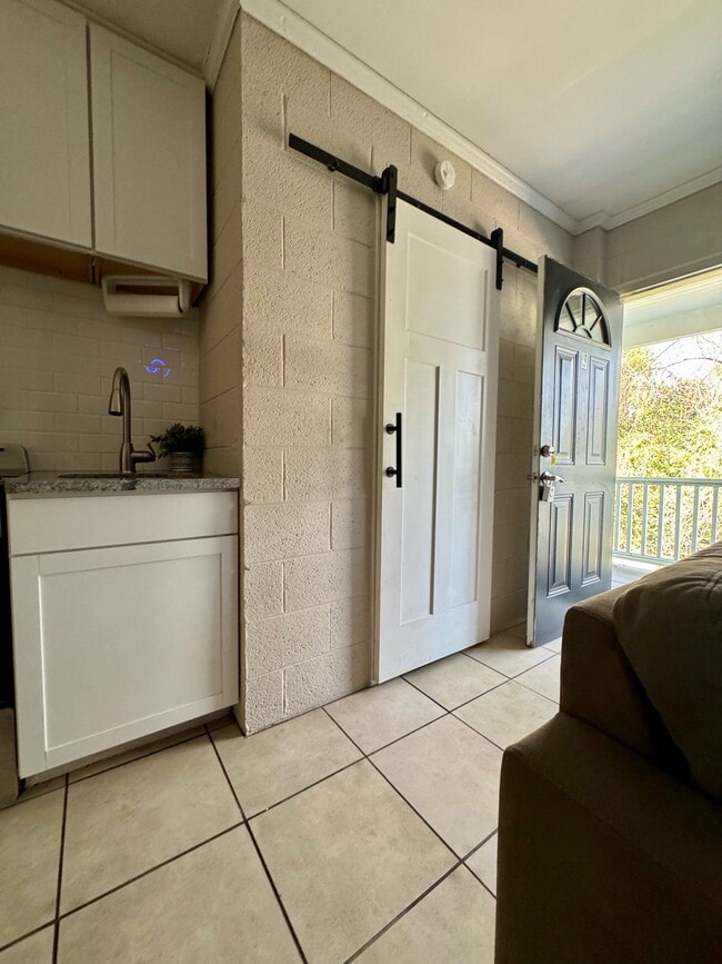 Building Photo - 402 S Holly St