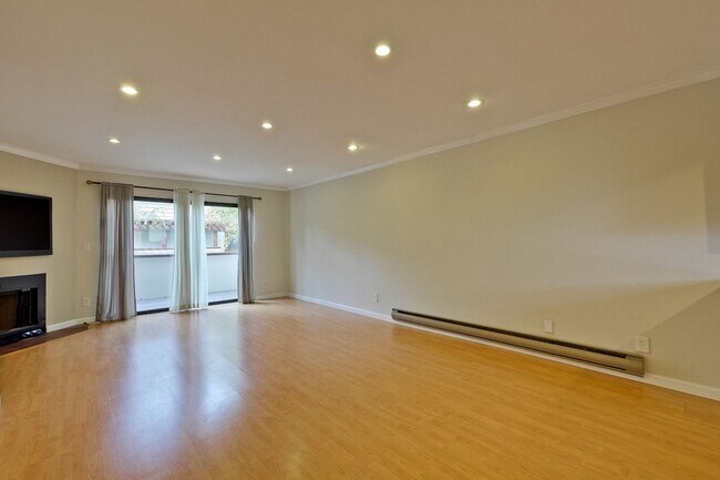 Building Photo - Popular Woodside Commons at Its Finest.