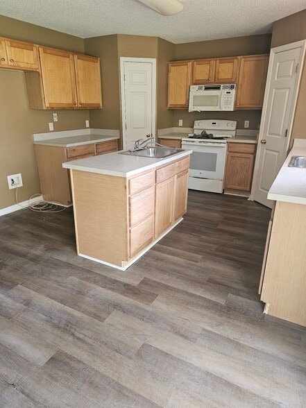 Building Photo - 9316 N Dallas Way