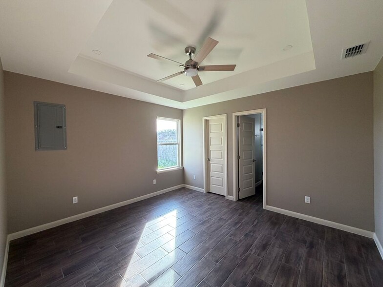 Building Photo - 3411 Elmira Ave