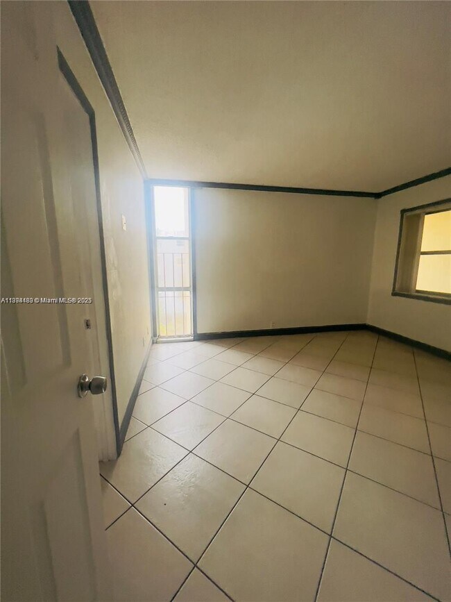 Building Photo - 1750 W 46th St