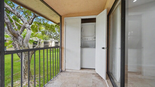 Building Photo - 3939 NE 5th Ave