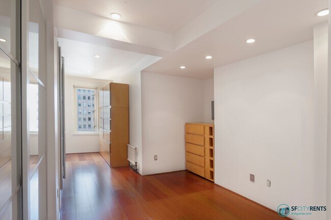 Building Photo - Union Square: Remodeled 1 Bed 1 Bath Corne...