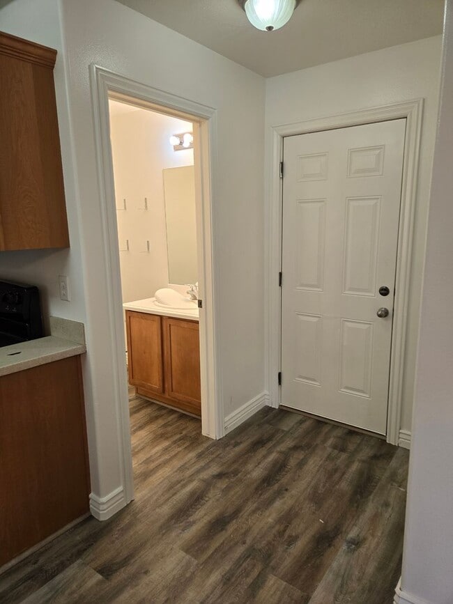 Building Photo - Beautiful 4 Bed, 2.5 Bath Townhome in Prim...
