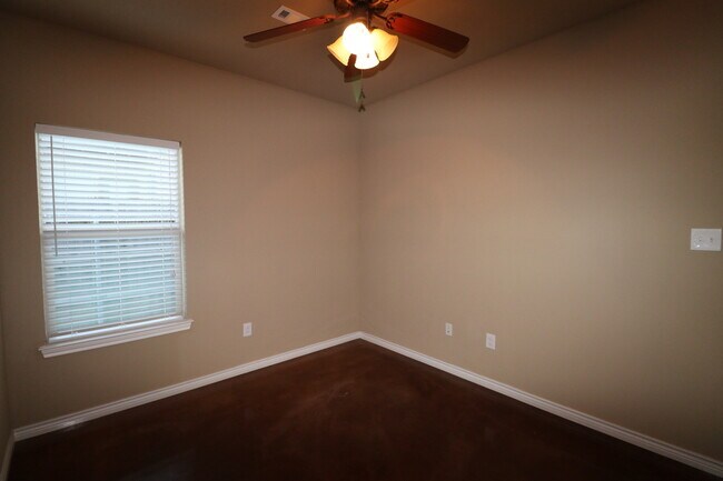 Building Photo - 4  Bedroom Single Famly Home -  Available ...
