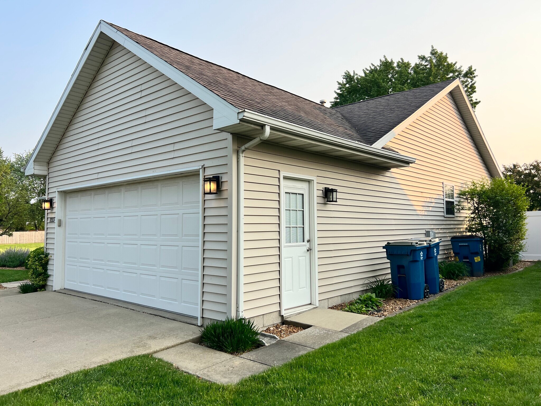 Building Photo - 1155 Swan Dr