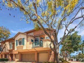 Building Photo - 2-Bedroom Townhome with Loft in Prime El C...