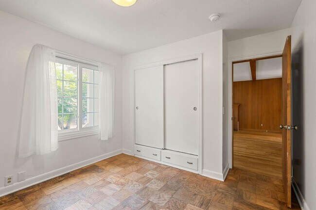 Building Photo - Amazing vintage 2-bdrm/2-bath Cully home—Giant garden, detached art studio, great location