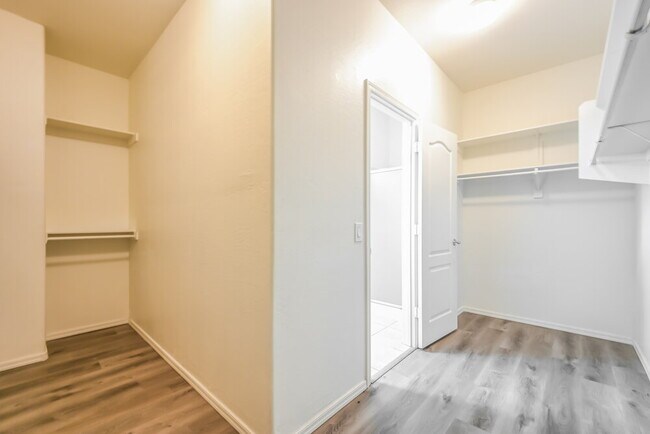 Building Photo - 153 E Dry Creek Rd