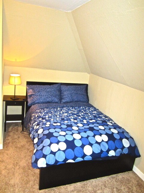 Building Photo - 2 Bed 1 Bath Top Floor Corner Unit Condo