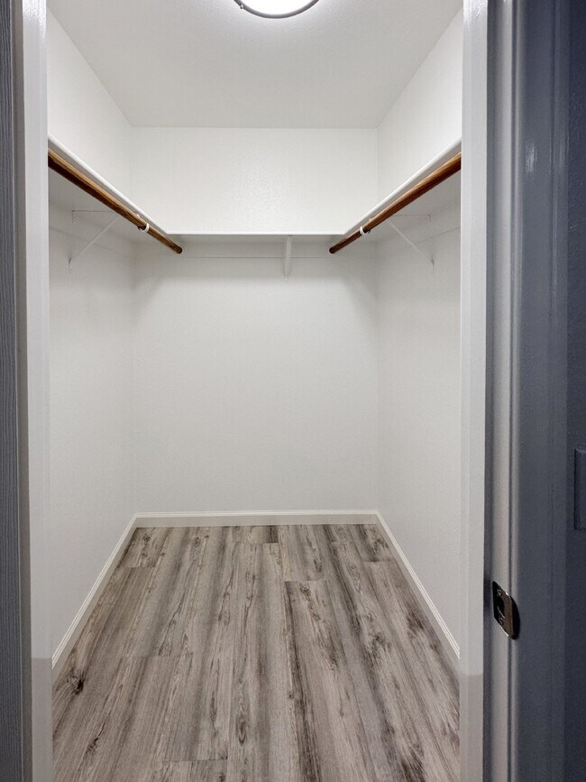 Building Photo - 1240 W Mariposa Ave