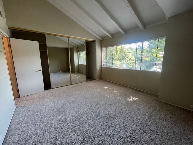 Building Photo - Spacious 2 bed 2 bath condo available in t...