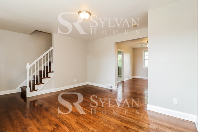 Building Photo - Lovely move-in ready 4-bedroom, 2-bath townhouse.