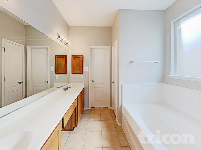 Building Photo - 2106 Rose May Dr