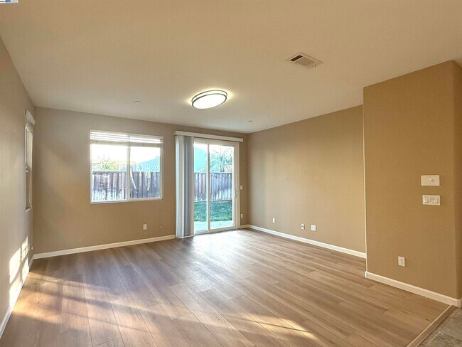 Building Photo - 137 W Questa Trail