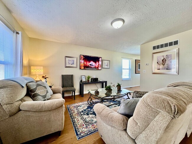 Building Photo - Great corporate furnished rental- close to everything.