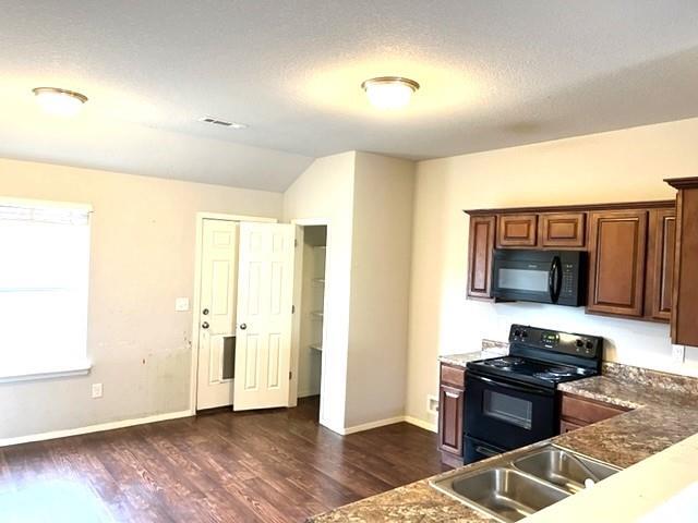 Kitchen and eating area - 864 NW Evans Cir