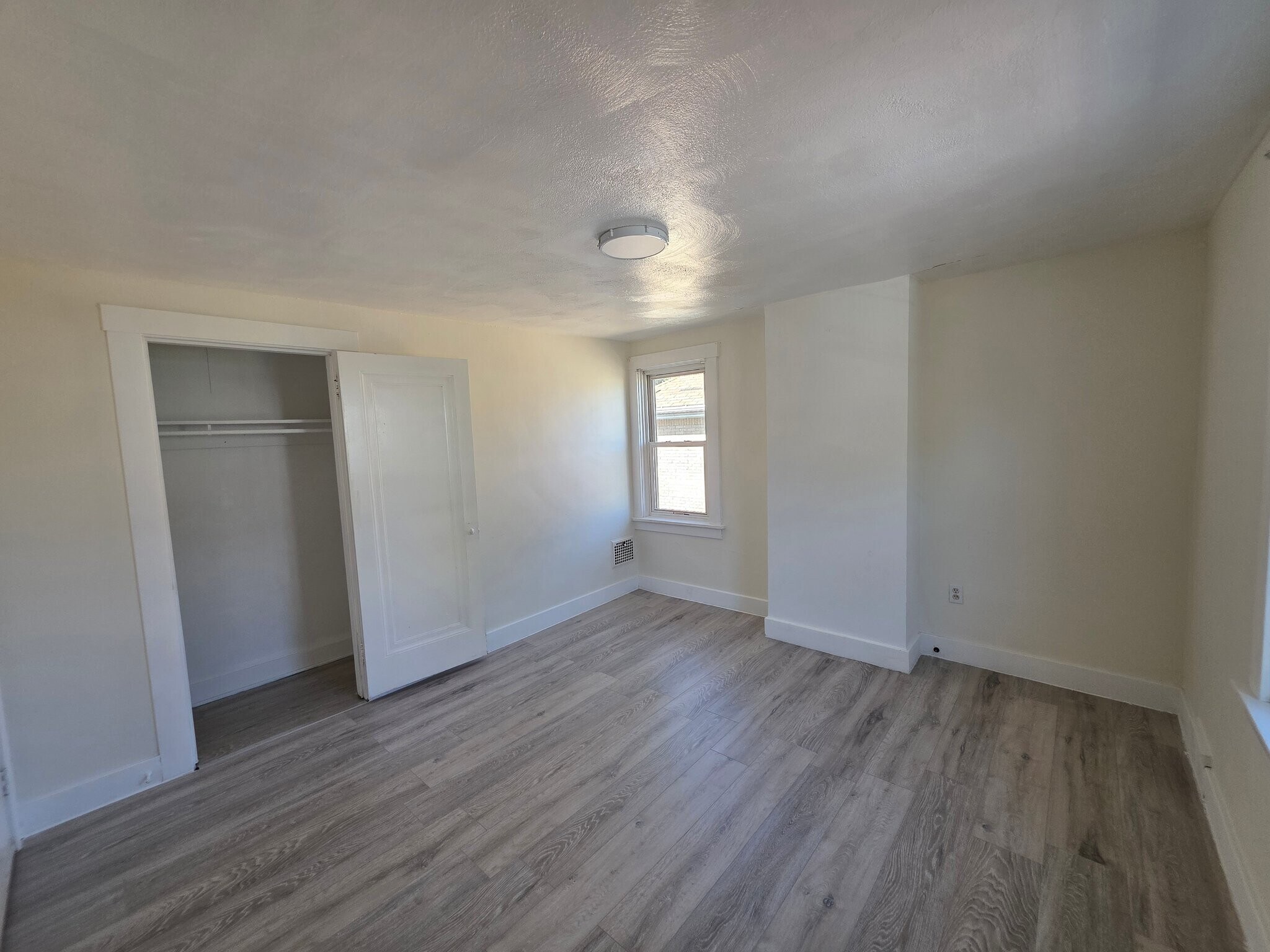 Building Photo - 1424 Swantek St