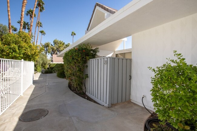Building Photo - Mid-Century in Rancho Mirage!