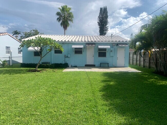 Building Photo - REMODELED 2 BR, 1 BATH 1 CAR GARAGE !