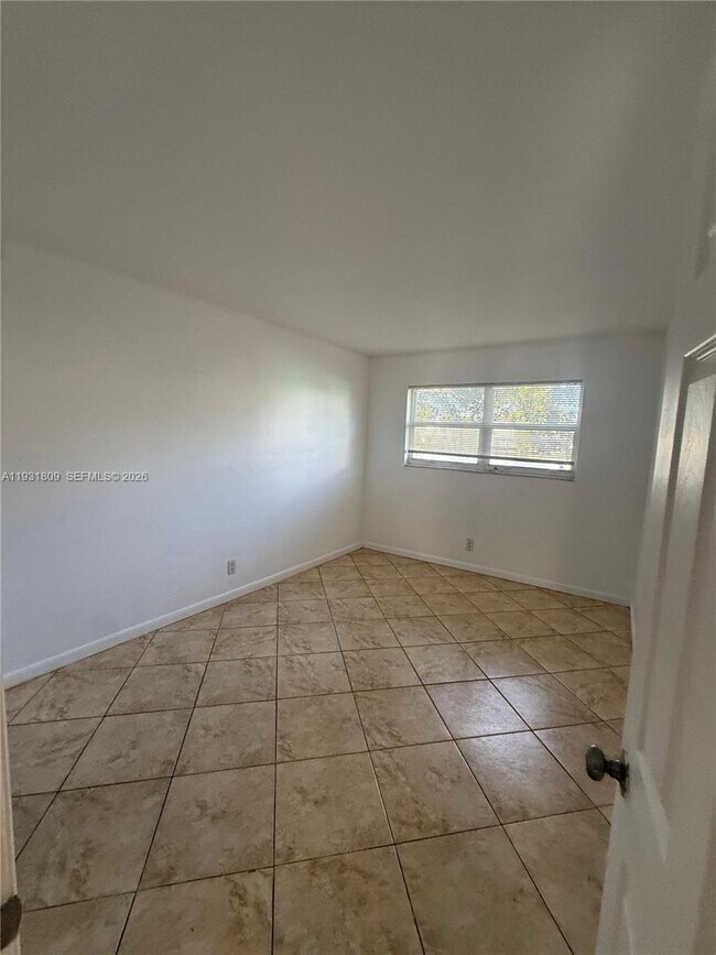 Building Photo - 4051 NE 13th Ave